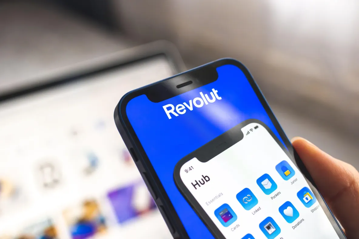 Revolut a transmis datele a 680 de clienți unor escroci. Hackerii au folosit adresa unei prefecturi din Italia