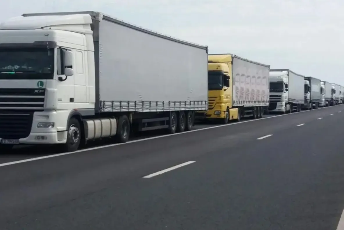 După introducerea TollRo, camioanele fug de autostrăzi și aglomerează șoselele, unde transportul costă cu 50% mai puțin