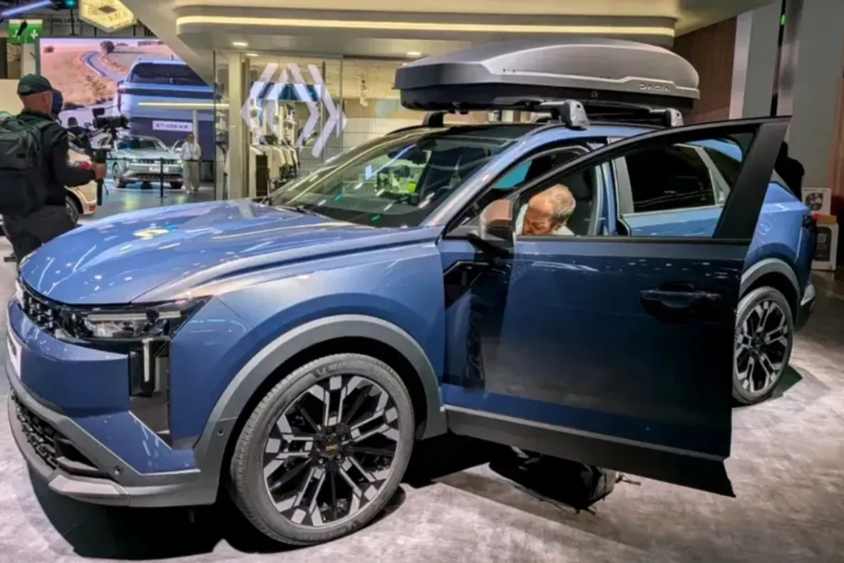 Dacia atacă segmentul C cu modelul Striker: Crossover-ul de la 23.490 euro mizează pe motorizări electrificate și volume pe piața europeană