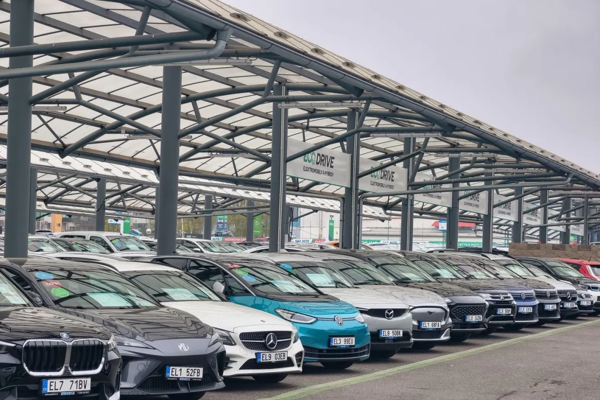 Vânzările de mașini pe benzină au scăzut sub 50% la nivel global, pentru prima dată