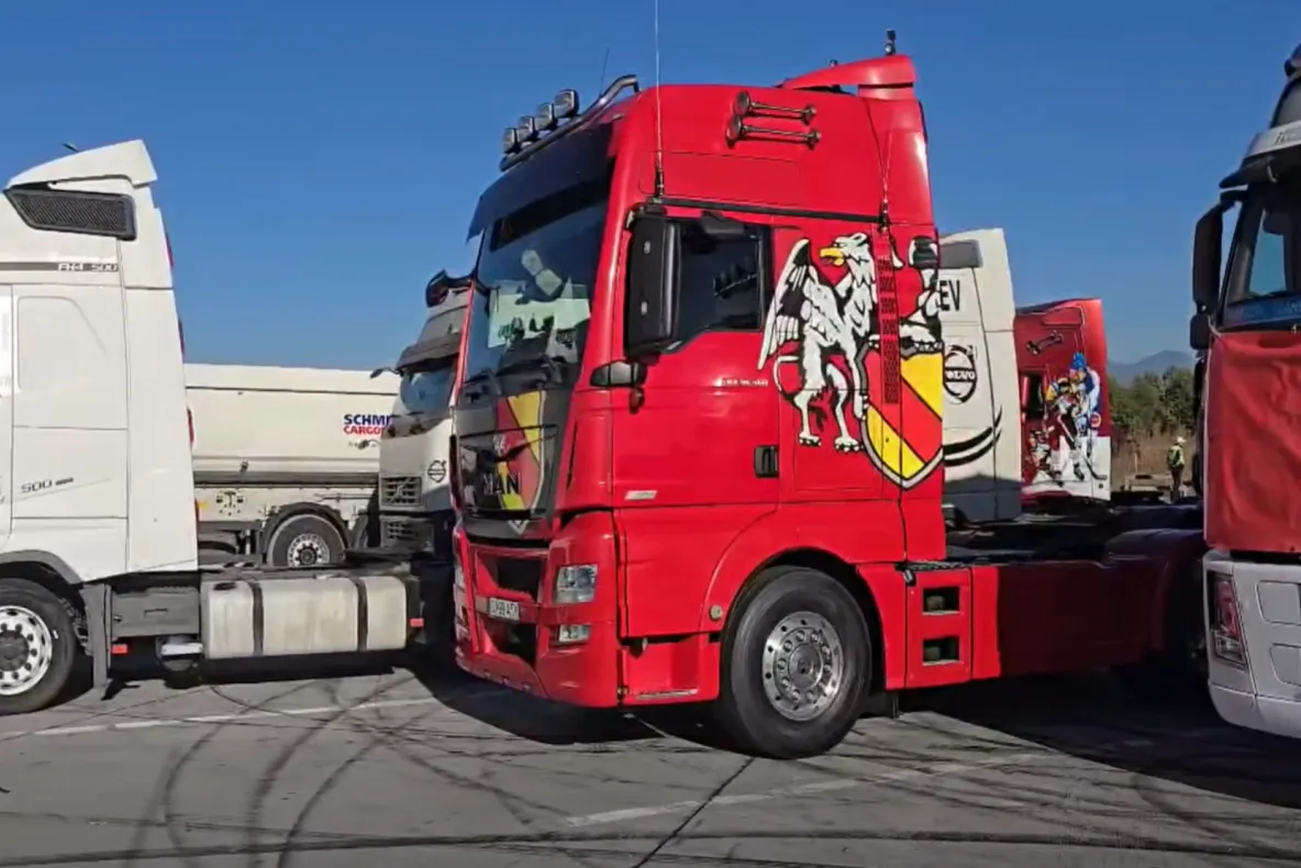 Zeci de camionagii protestează în Târgu Jiu față de sistemul TollRo. Traficul este îngreunat - VIDEO
