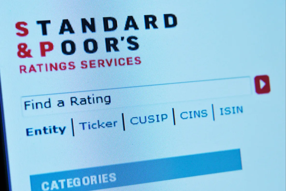 România, la un pas de verdictul crucial al S&P. Ce se întâmplă dacă țara e retrogradată la „junk”