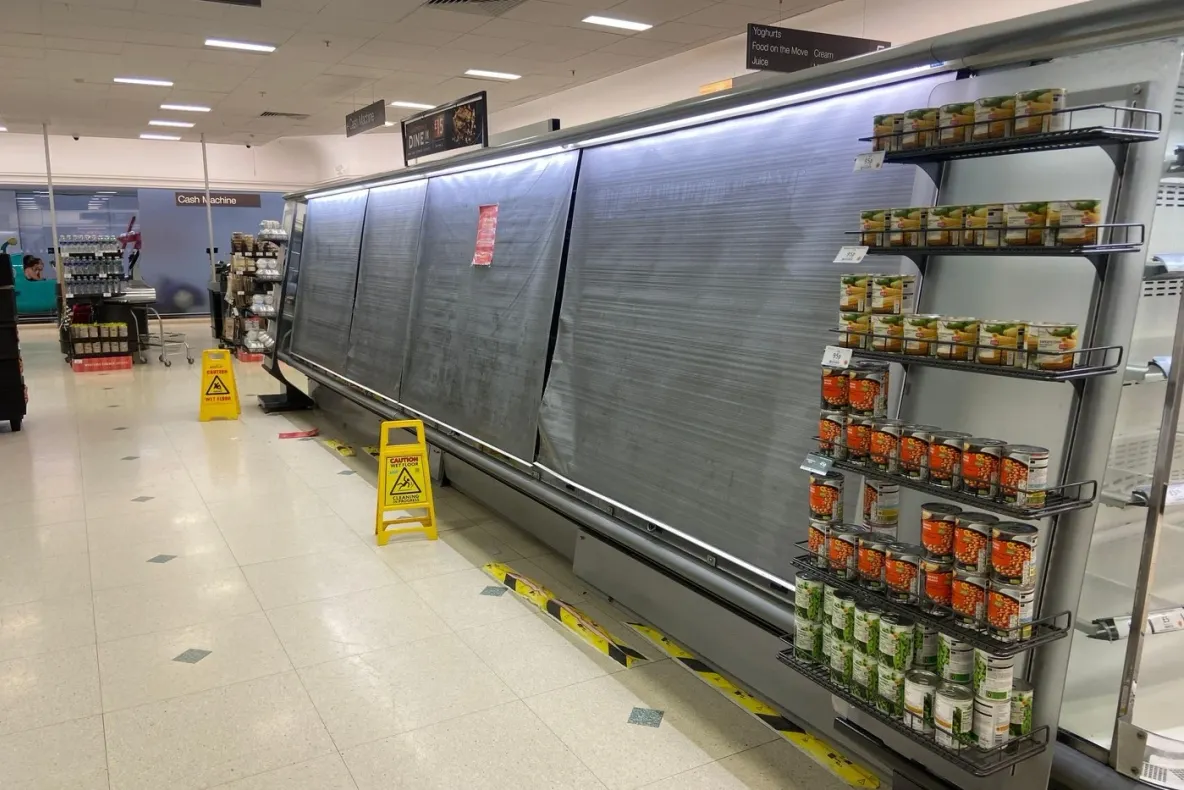Atac cibernetic fără precedent asupra hipermarketurilor din Europa. Sute de vitrine frigorifice au fost setate pe încălzire, tone de alimente au fost distruse