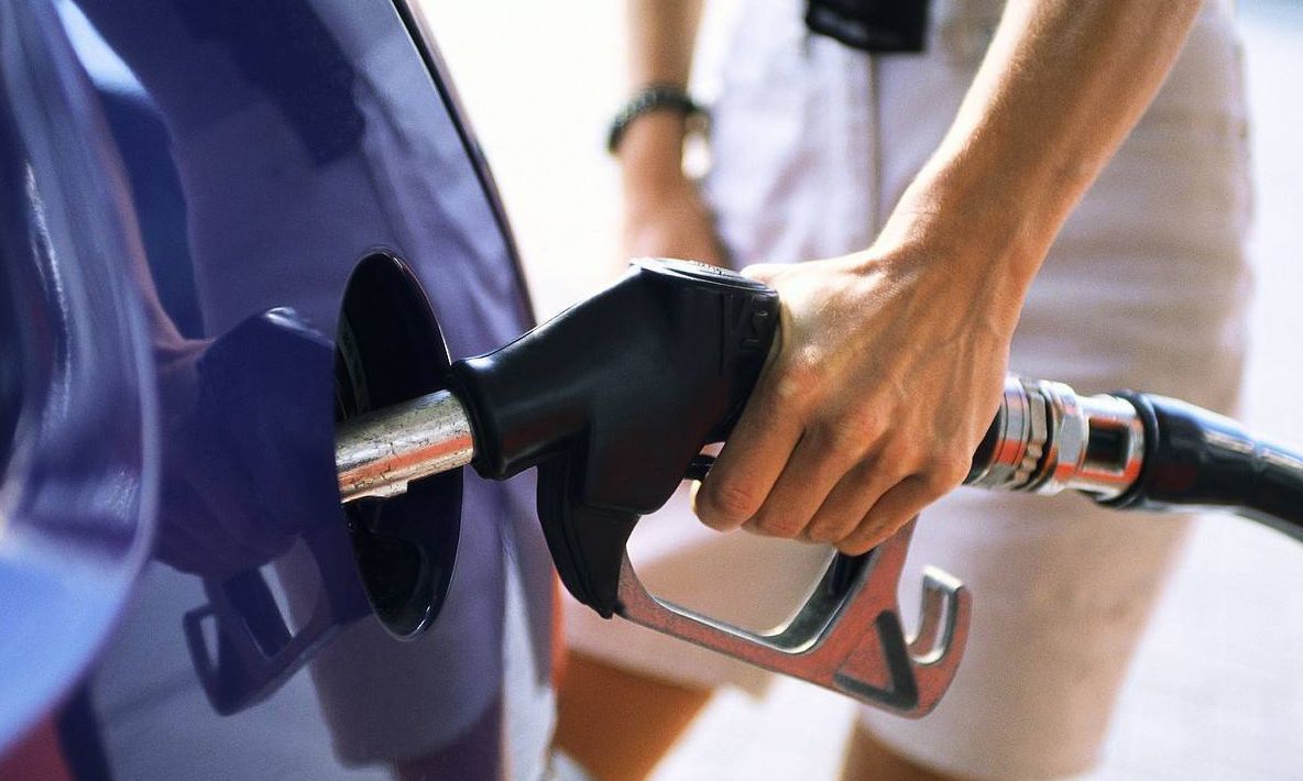 Ieftiniri la pompă. Motorina a scăzut sub 10 lei pe litru marți, 7 aprilie, după reducerea accizei