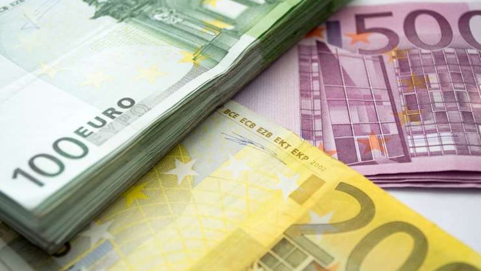 Românii plătesc prețul crizei politice: cursul leu-euro va depăși 5,2 lei, iar TVA ar putea crește la 24%