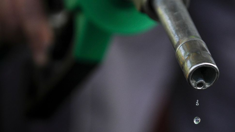 Statul promite „limitarea” prețurilor în timp ce benzina și motorina cresc. Ministrul Energiei respinge pragul de 10 lei, însă cifrele de la pompă spun altceva