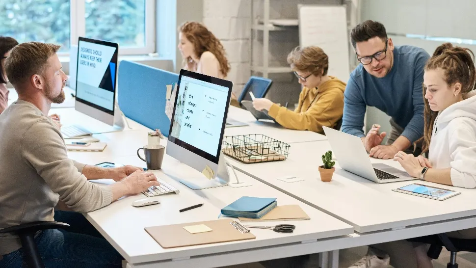 În ce țară se află cei mai stresați angajați din Europa? Date surprinzătoare despre piața muncii din România