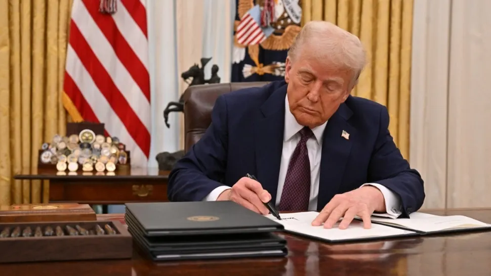 Război comercial total? Trump anunță taxe vamale de 25% pentru mașinile produse în Uniunea Europeană