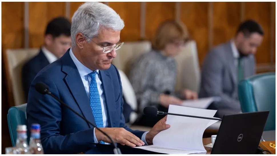Dragos Pîslaru se duce la Bruxelles ca să-i convingă pe cei din Comisia Europeană că demnitarii nu merită creșteri salariale