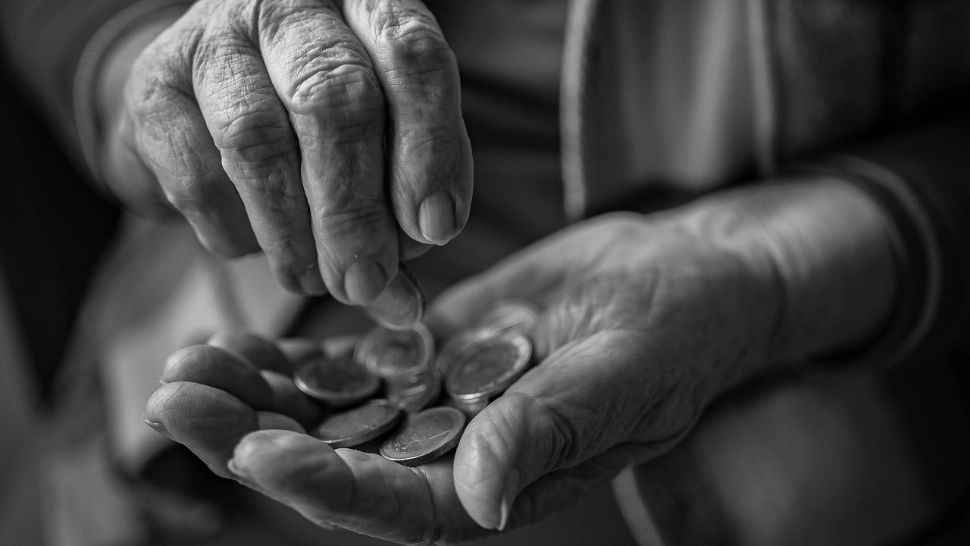 Pensionarii, la limita supraviețuirii înainte de Paște. Ajutoare insuficiente și o nouă scumpire a alimentelor | VIDEO