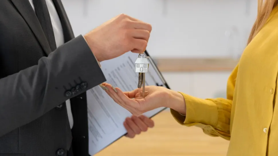 Chiriile au ajuns mai mari decât salariul minim în mai multe capitale europene. Bucureștiul, peste pragul de 100%