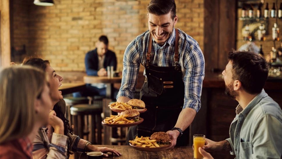 Paradoxul HoReCa în 2026: Restaurante pline, dar pe marginea prăpastiei. De ce riscă 25% dintre localuri falimentul?