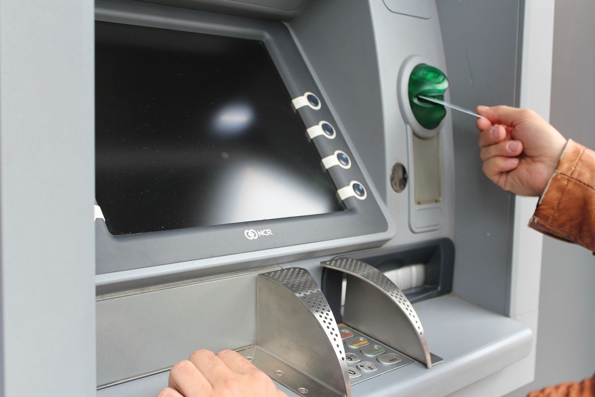 Câți bani pot retrage românii de la ATM în 2025. Care sunt limitele impuse de bănci?