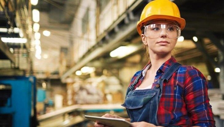 Doar 30. 000 din 150.000 de absolvenți de liceu știu o meserie. Dintre aceștia, o treime se pregătesc pe banii lor