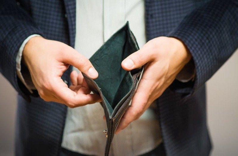 - REVISTA PRESEI - Devenim din ce în ce mai săraci. Ce oficial spune asta