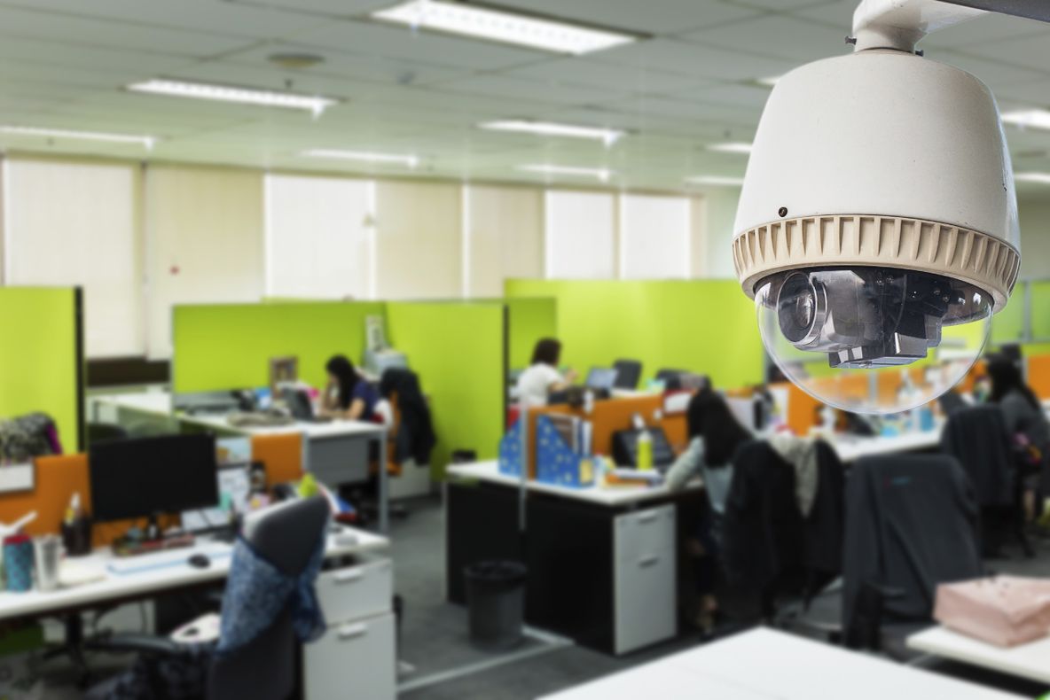 Patroane când îți monitorizezi angajații cu camere video, vezi să nu pierzi pe altă parte