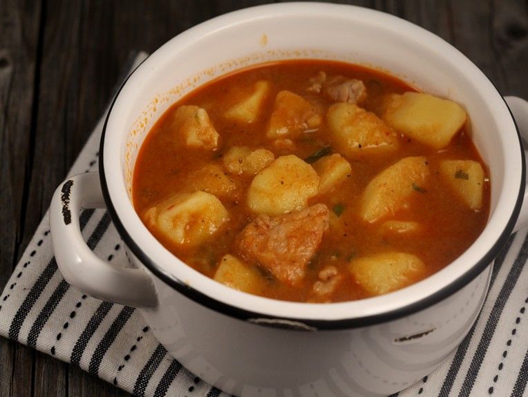 Un sfert de populația României își asigură traiul pentru o zi cu tot atâția dolari cât dă un american pe o bere