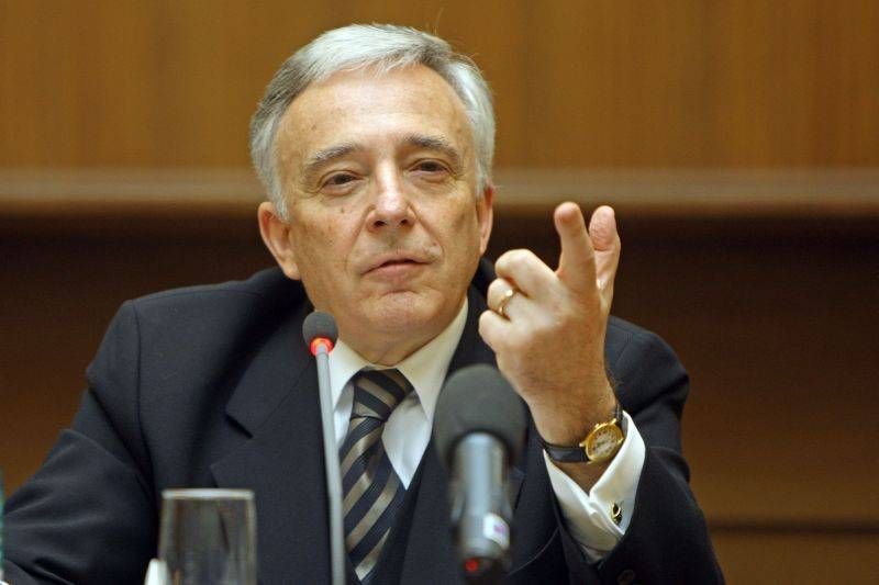 Isărescu, săracul pensionar bogat - 787.206 lei venituri ca salariat și 37.297 lei din pensie