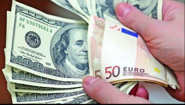Leul crește față de euro dar scade tot mai mult față de dolar