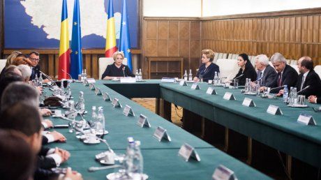 - REVISTA PRESEI - Băncile şi guvernul s-au prins în "horă" pentru a se salva reciproc