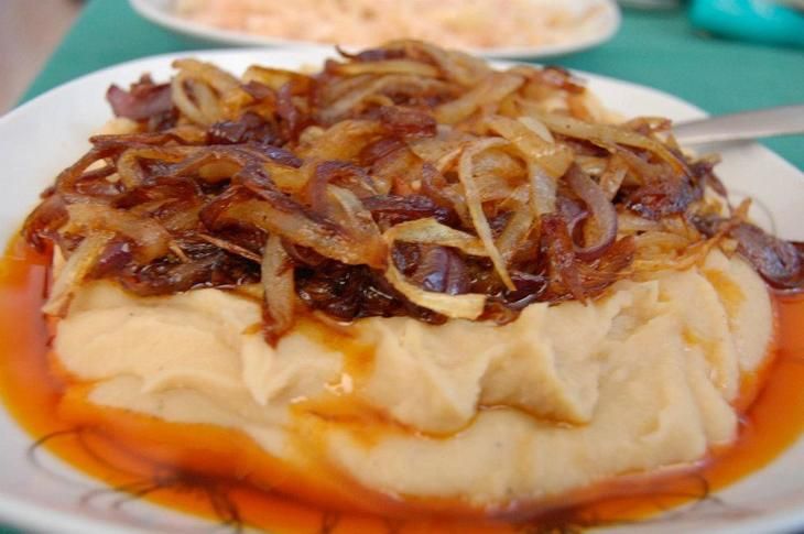 Ce prețuiesc românii mai mult decât nemții: mâncarea și diploma de studii