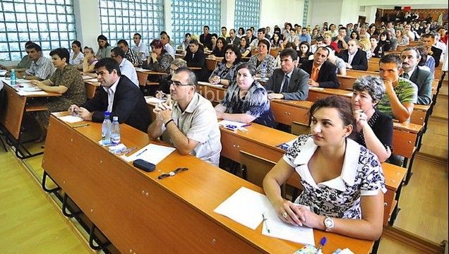 A 8-a minune: Cum ții copilul la facultate cu 52 de lei pe lună
