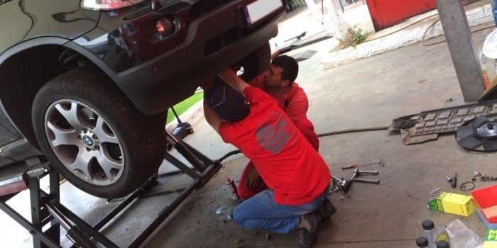 Dispută între asiguratori și patronii de service auto pe tema RCA