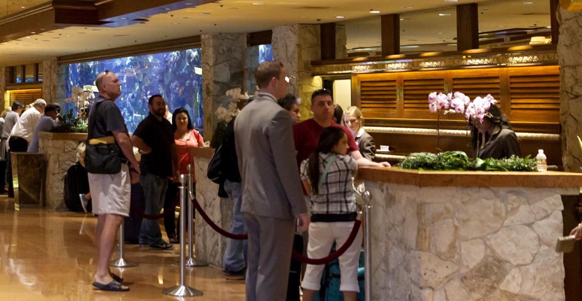 INS: Criza și restricțiile au redus la jumătate numărul cazărilor în turismul românesc