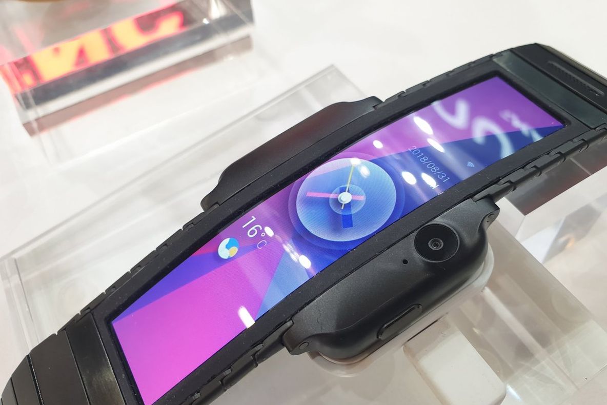 ZTE va lansa telefonul cu display pliabil Nubia - a, înainte de finele anului,