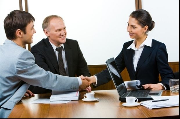 Cum te poate sabota simțul umorului la interviul de angajare? Cum înveți să nu fii prea "amuzant"