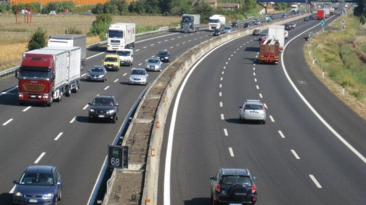 Șase români din zece pleacă in vacanța de vară cu mașina