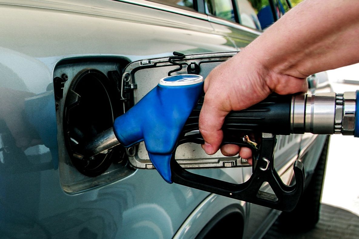 Se scumpesc carburanții. Cât va costa un plin de benzină sau motorină din prima zi a anului 2025?