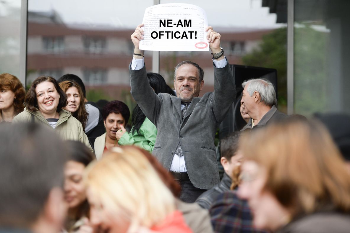 Angajaților din bănci nu le mai convin salariile. 5.400 lei net pe lună e puțin!