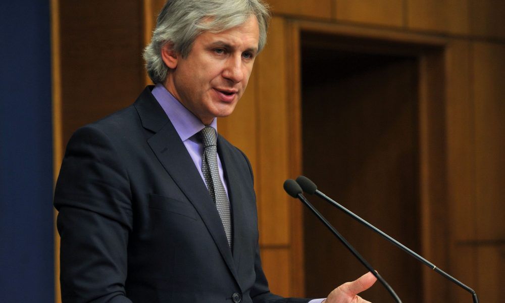 Misiune imposibilă pentru Teodorovici: Bani pentru pomeni electorale și deficit sub 3% din PIB