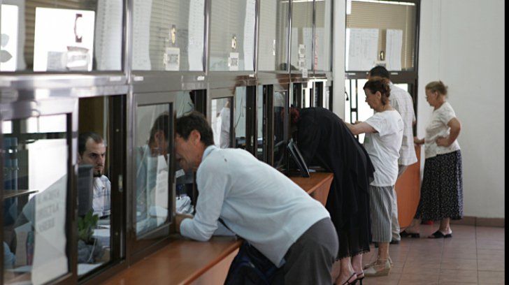 REVISTA PRESEI - Românii îşi mută firmele în ţara fără birocraţie şi ghişee