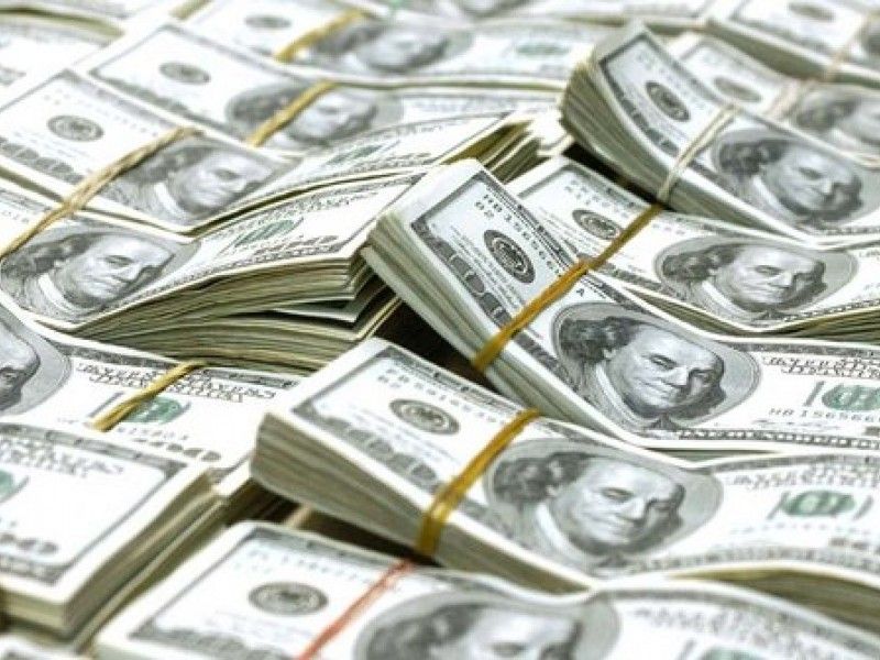 Leul s-a depreciat față de euro și dolar, miercuri. Și aurul s-a scumpit