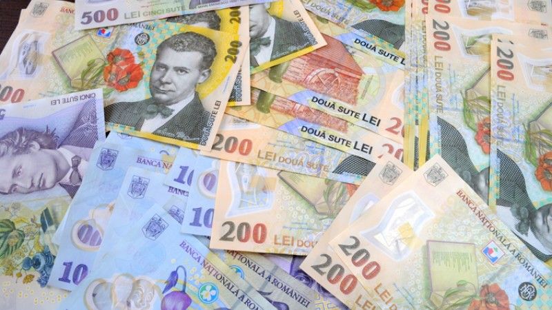 Leul revine peste pragul de 4 lei, în paritatea față de dolar