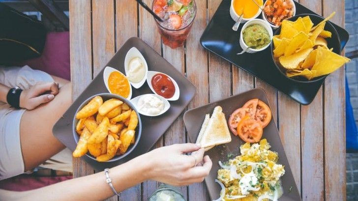 Masa de prânz devine prioritară. Angajații români își schimbă pretențiile