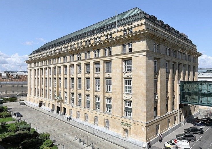 - REVISTA PRESEI - Guvernatorul Băncii Austriei: Vă mai trebuie o generaţie de 30 ani să ne ajungeţi