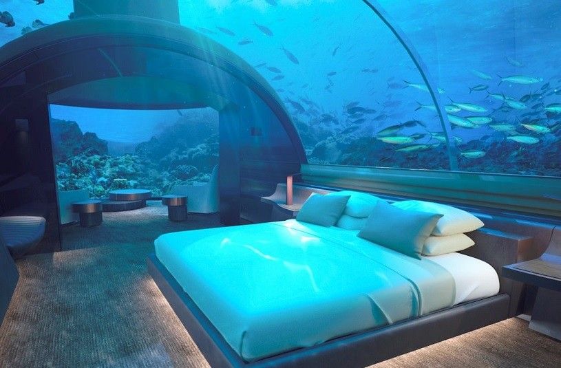 Destinații excentrice de revelion. Cât costă o noapte în sigurul hotelul din lume unde poti dormi printre rechini