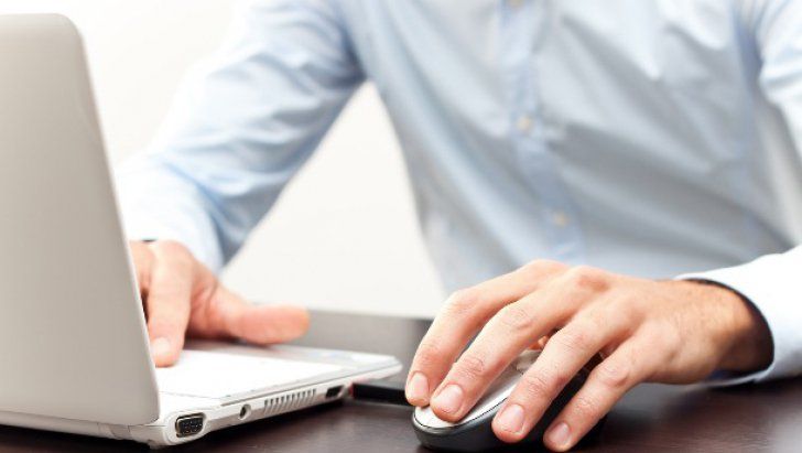 Febra Internetului. Utilizatorii români cumpără masiv online