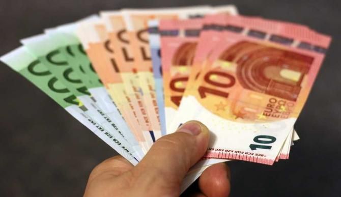Săptămâna neagră a leului s-a încheiat cu un minim istoric: 4,6782 lei/euro