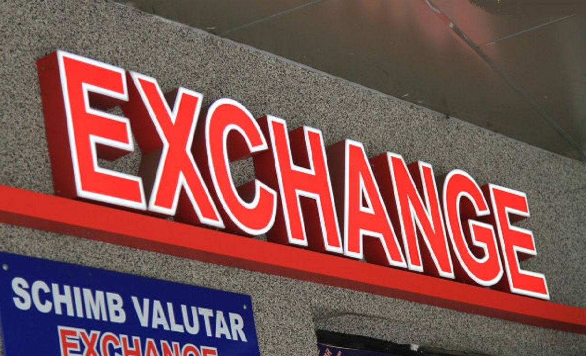 Dolarul, aproape de un nou maxim istoric, euro continuă să scadă