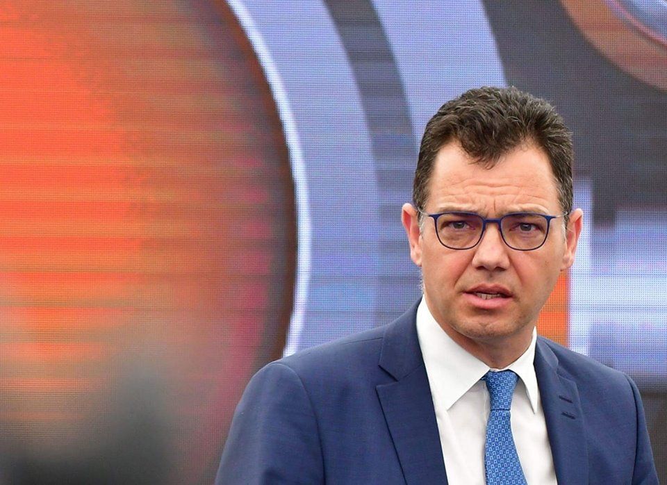 Prin ce scamatorie vrea Guvernul să elimine deficitul comercial