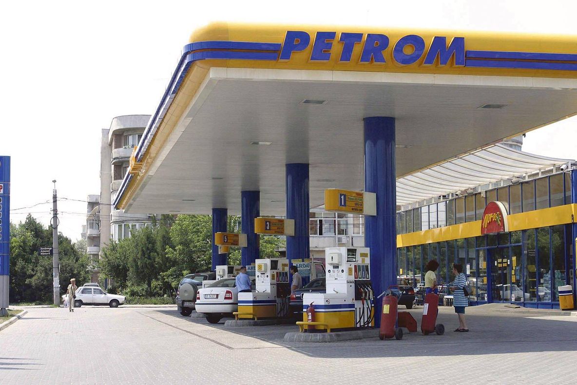 Cine ar putea cumpăra 8% din acţiunile Petrom. Intenția Guvernului, controversată