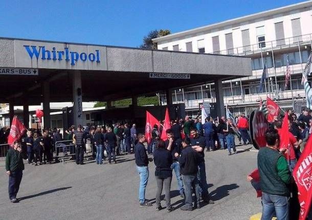 Whirlpool nu mai pune lacătul pe fabrica din Napoli