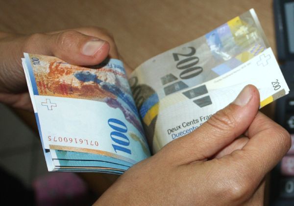 Câți români mai au credite în franci elvețieni