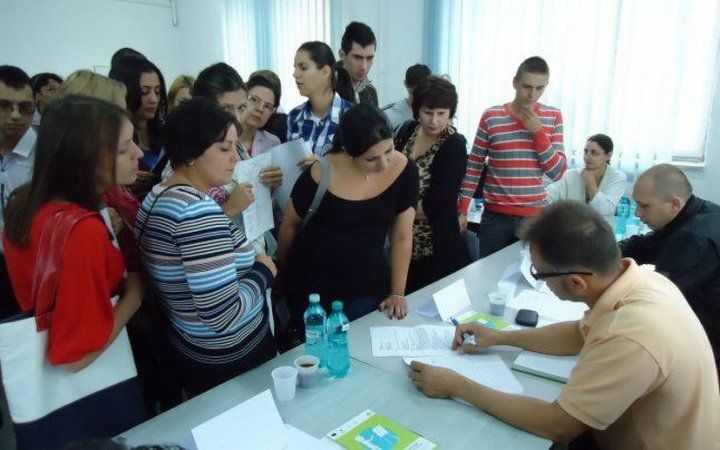 Criza din piața muncii îi ajută pe tinerii fără experiență. Unde își găsesc primul job