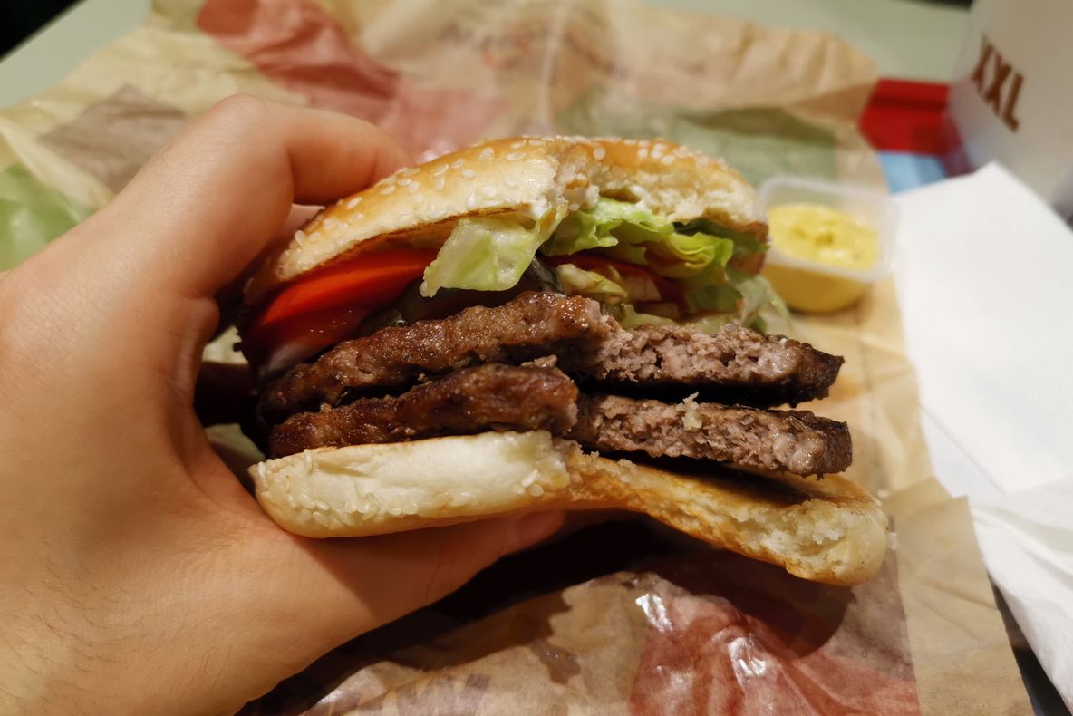 Burgerul încă se vinde ca pâinea caldă în România