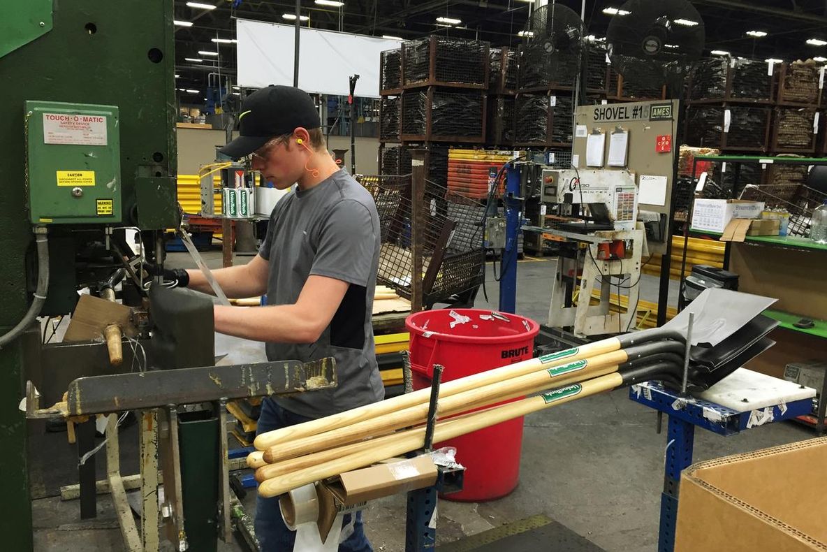 Lună neagră pentru industria românească. Prețurile cresc, activitatea scade